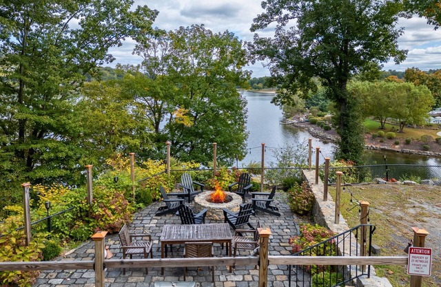 Lakeview Estate - Chef's Kitchen - NYC Getaway