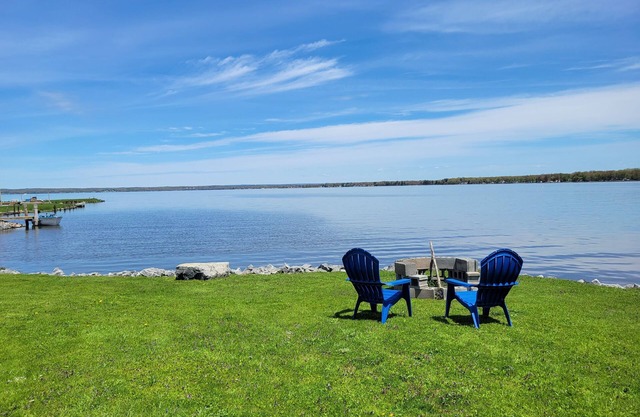 Lakeview Gem- Large Lawn, Beautiful Views and Marinas next door