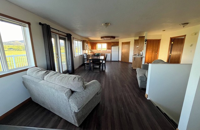 Lakeview Lodge beside Payne Lake & close to Waterton Lakes National Parkn