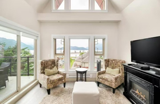 Lakeview Splendor- 7BR Penthouse Bliss Combo unit