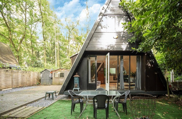 Lanaken Lakeside Cabin Stay