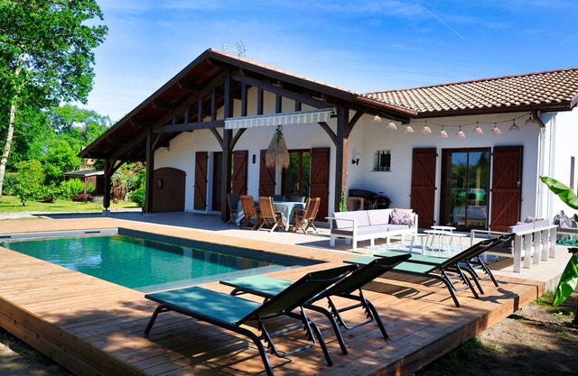 Landes villa in large wooded park