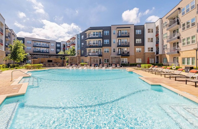 Landing at Bridge at Henley - 1 Bedroom in Mont.