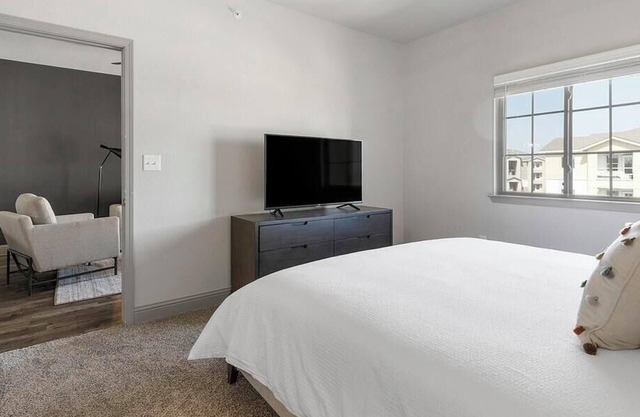 Landing at Shannon Creek Apartments - 1 Bedroom in Downtown Burleson