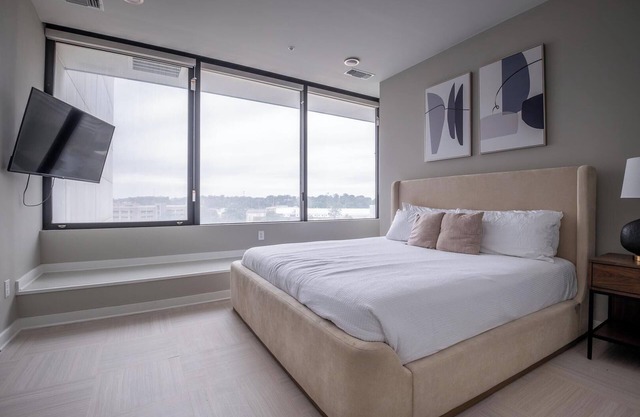 Landing at The 600 - 1 Bedroom in Fountain Heights