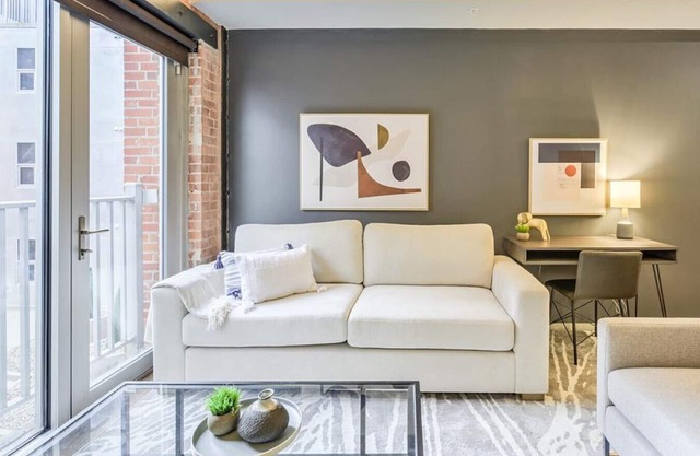 Landing at The Breakers - 1 Bedroom in Downtown