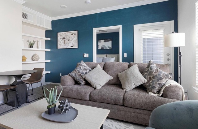 Landing | Stunning 1BD, Gym, Pool