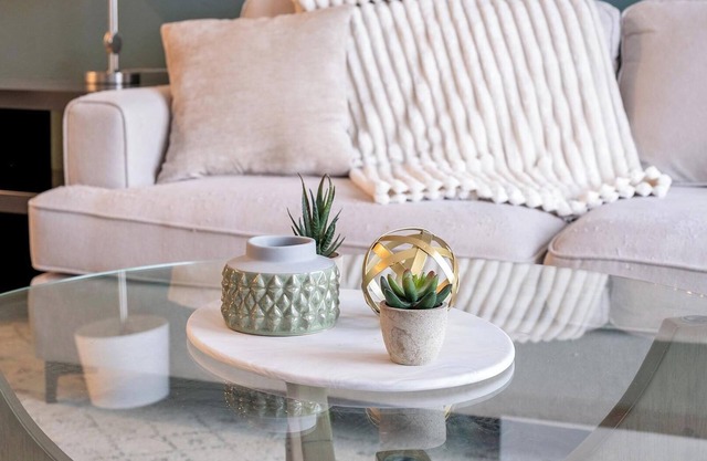 Landing | Stylish 1BD, Pool, Gym