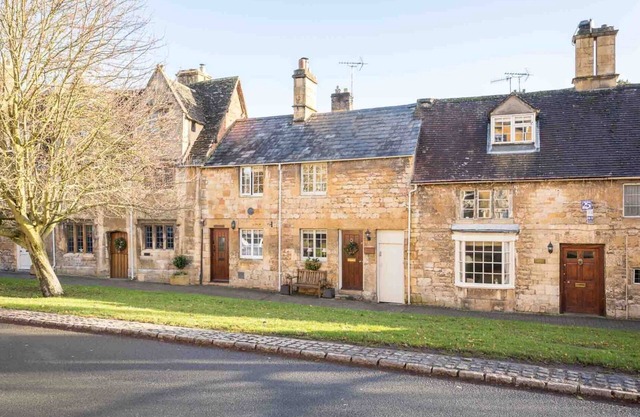LANES COTTAGE, pet friendly, with open fire in Chipping Campden