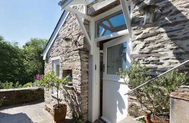 Langmans Bothy, cosy converted barn short walk from Bantham Beach in South Devon