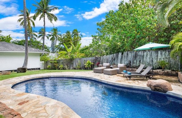 Lanikai Cottage: Charming Tropical Oasis w/Private Pool & A/C, Walk to Beach