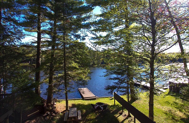 Larch Lakehouse Waterfront! - w/dock & firepit - .5 miles to town Sleeps 7