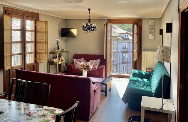 LAREDO Spacious light, bright 3 bedroom apartment. Walk to the large sandy bay.