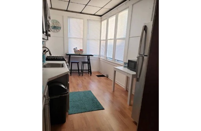 Large 1 Bedroom Apt. with Wifi centrally located
