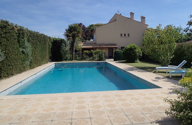 Large 100 m2 ground floor apartment with private pool and garden