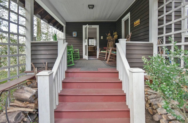 Large 100-year-old family cottage, claw-foot bathtub & lots of deck and porch!