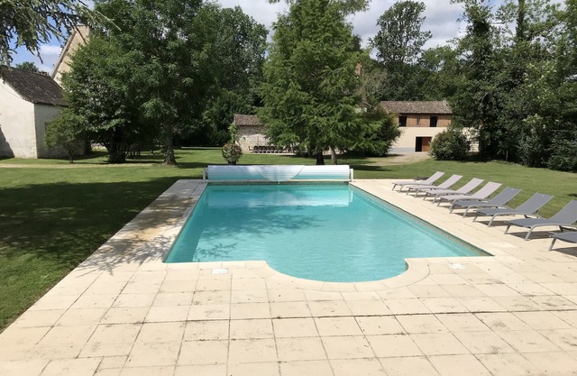 Large 18-bed gîte all comforts near Dordogne, peaceful setting