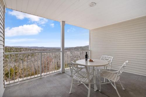 Large 2 Bed Condo w Beautiful Deck Views-Free Attraction Tickets-Table Rock Lake Access