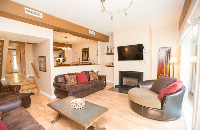 Large 2 bedroom 2, 1/2 bathroom townhouse at Topnotch Resort,sleeps 8, OCT rates