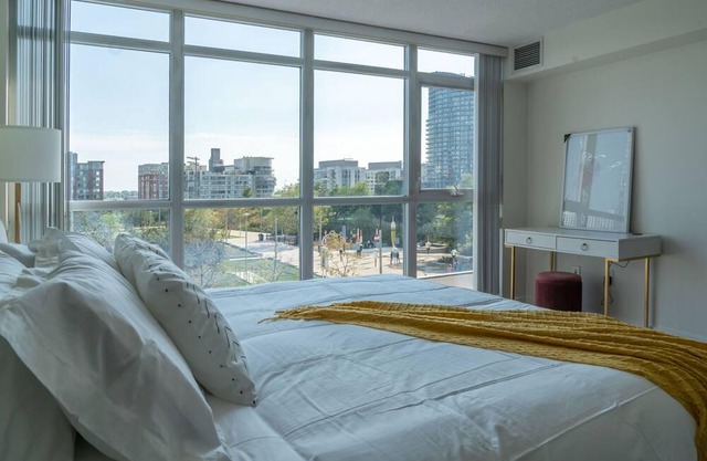 Large 2 Bedrooms near CN tower