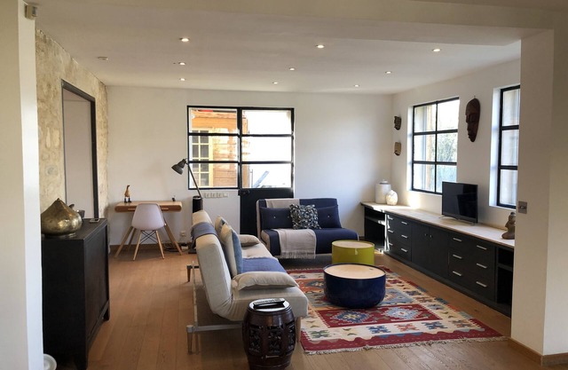 Large 2 rooms in quiet area with view of park