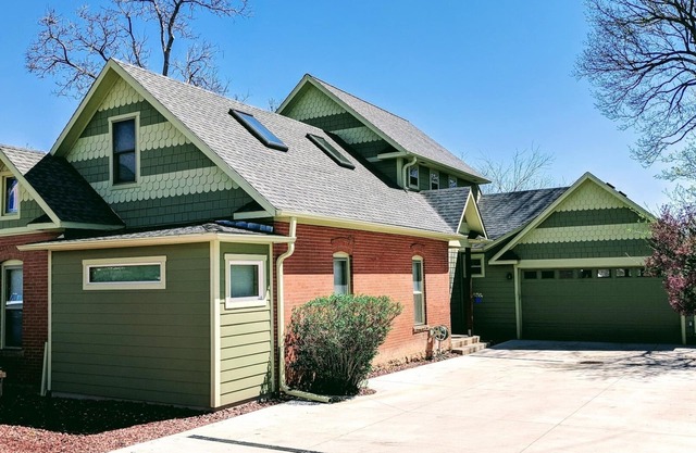 Large, 2-story Victorian home, w/huge backyard & Flatiron views! Ideal location