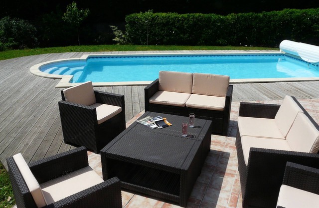 Large 200 m² villa with garden, swimming pool and pergola.