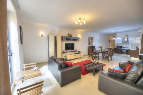 Large 3 bedrooms steps away from Balluta Bay BCAM2-1