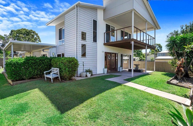 Large 4 Bedroom Home Walking Distance to Beach