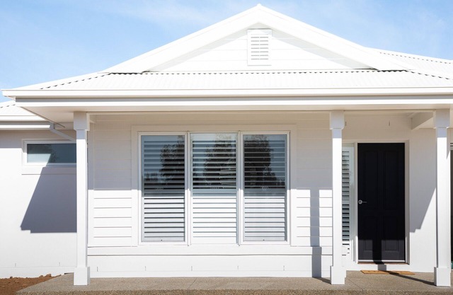 Large 4 bedroom home sleeps 10 guests - on golf course