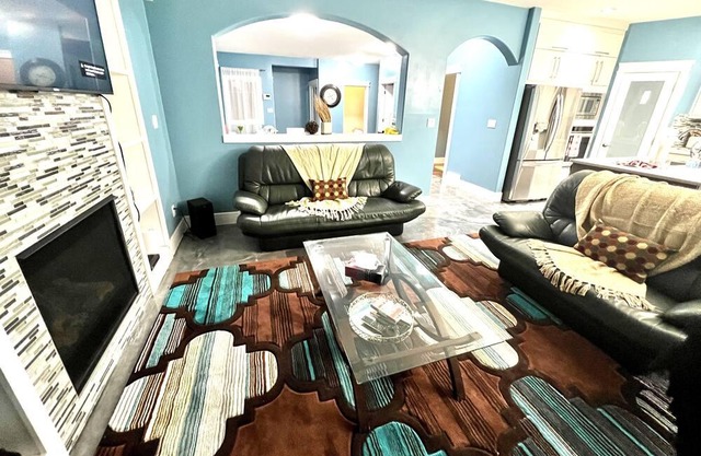 ✨Large 5 bedroom home w/ parking / wifi / yard