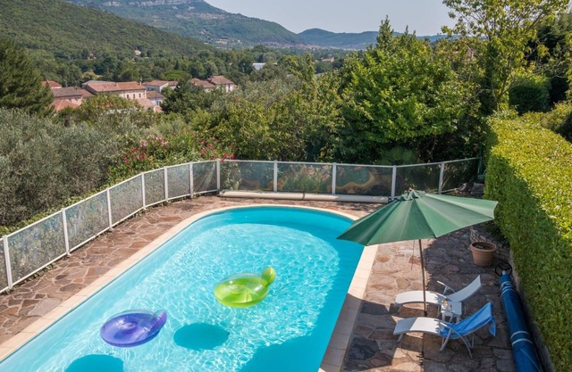 Large 6-8 person villa with swimming pool 30mn from Lac du Salagou