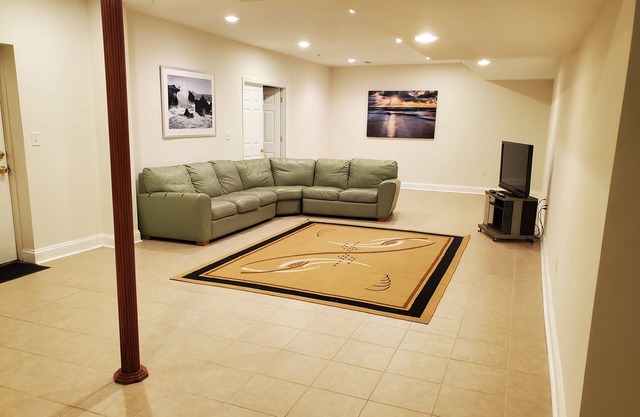 Large Apartment Unit available, great amenities