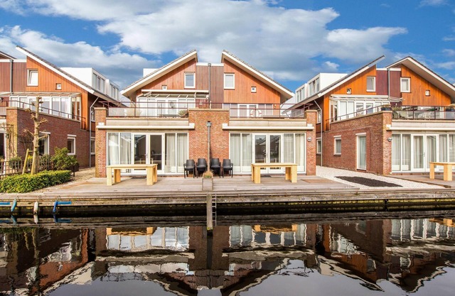 Large apartment with terrace directly on the water