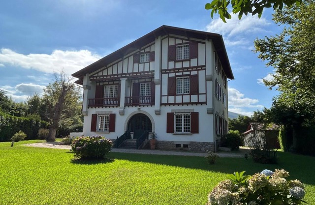 Large Basque-style villa. Exceptional view of the village of Sare La Rhune