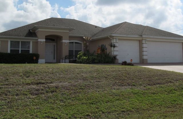 Large & Beautiful 4 Bdrm Home with Heated Pool & Screened Lanai near Fort Myers