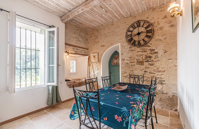 Large building near Saint CHINIAN - 40 minutes from the beach