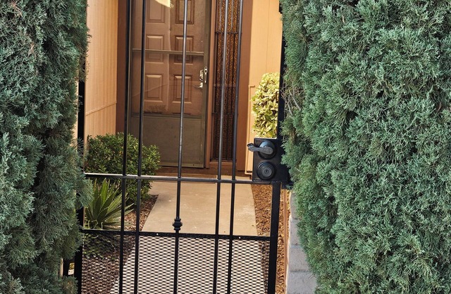 Large charming 2-bedroom house with WiFi, AC in fabulous Green Valley