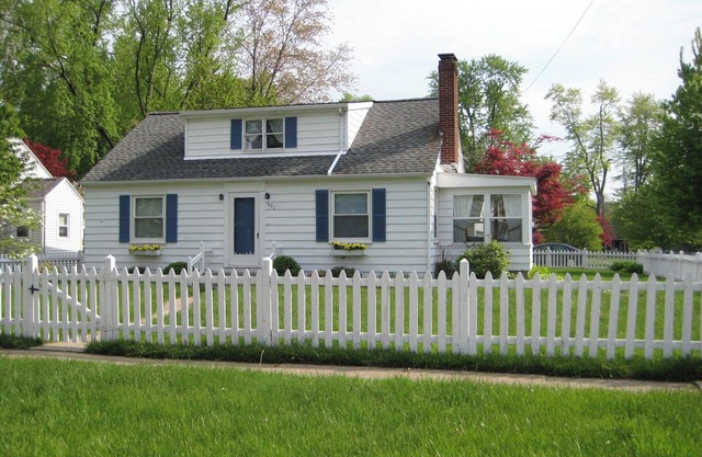 Large Charming 4 Bed 2 Bath Lake Erie House 30 Day to 12 Month Rental