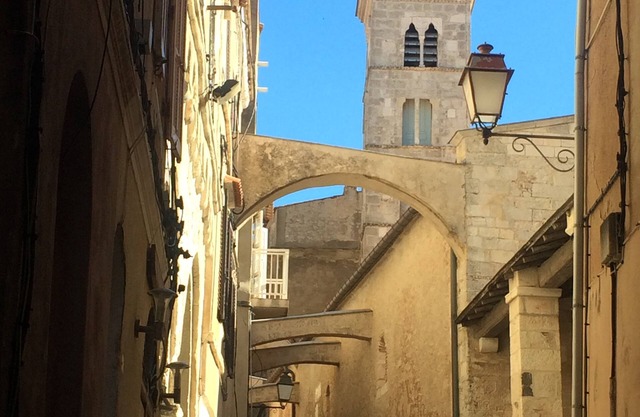 Large charming duplex, air-conditioned and WiFi in the heart of the citadel