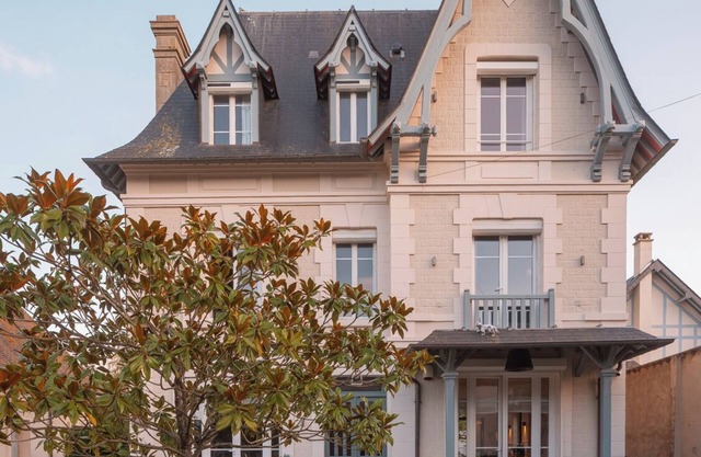 Large Chic & Stylish Villa. Superb garden