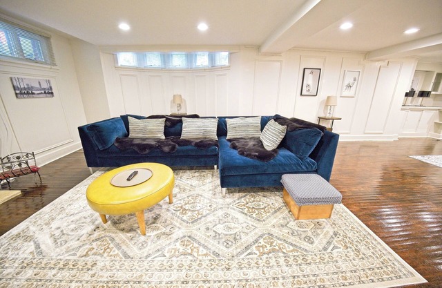 Large clean spacious 2 bed 2 bath APT: steps to high park and the lake.