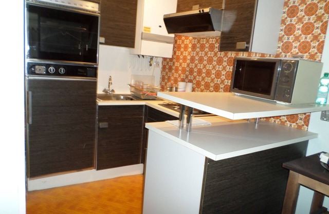Large, comfortable studio ideally located 250m from the train station !
