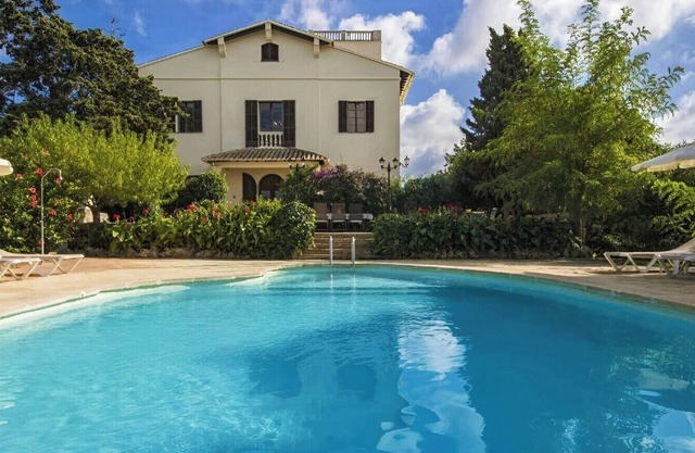 Large country house with swimming pool near the sea