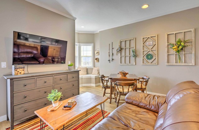 Large, Cozy Midway Studio w/Mountain Views!
