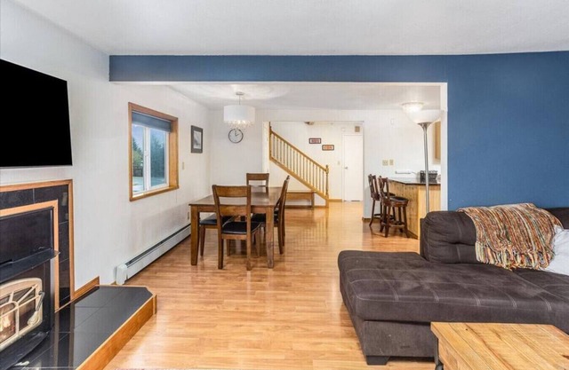 Large Downtown Home in the Heart of Seward, Sleeps 12