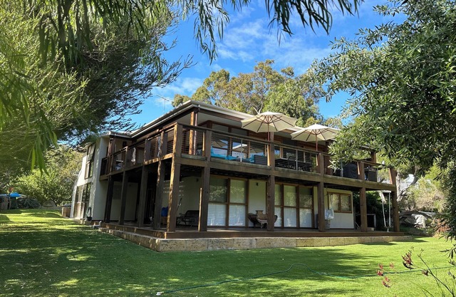 Large Eagle Bay Holiday Apartment Very Close to Beach