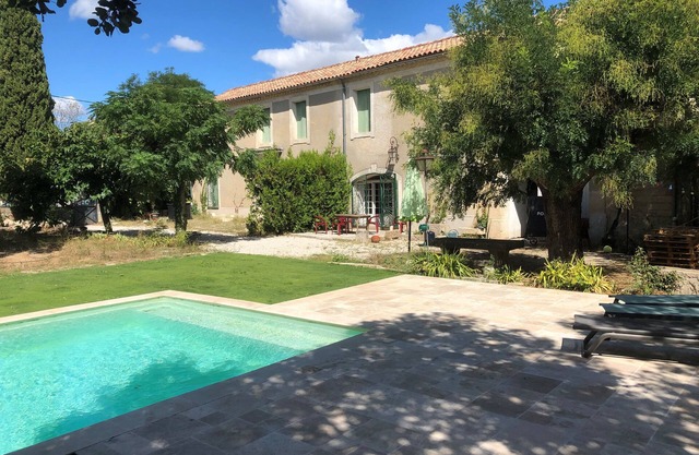 Large farmhouse with 5 bedrooms for 10 people with swimming pool.