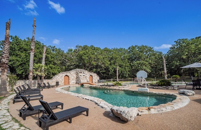 Large Group Ranch Retreat 4 Houses 45 Acres Pool Sleeps 40