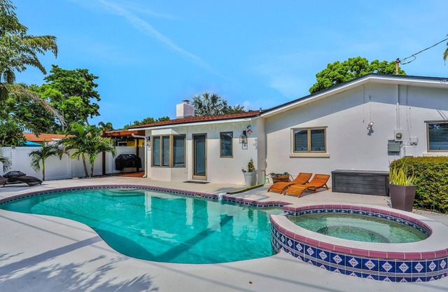 Large heated pool home with backyard oasis, dog friendly, AC and Wifi